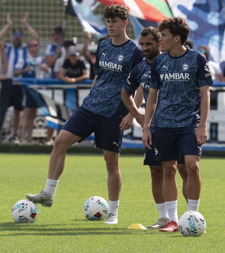 Los futbolistas del Alavés esperan a tirar una falta.