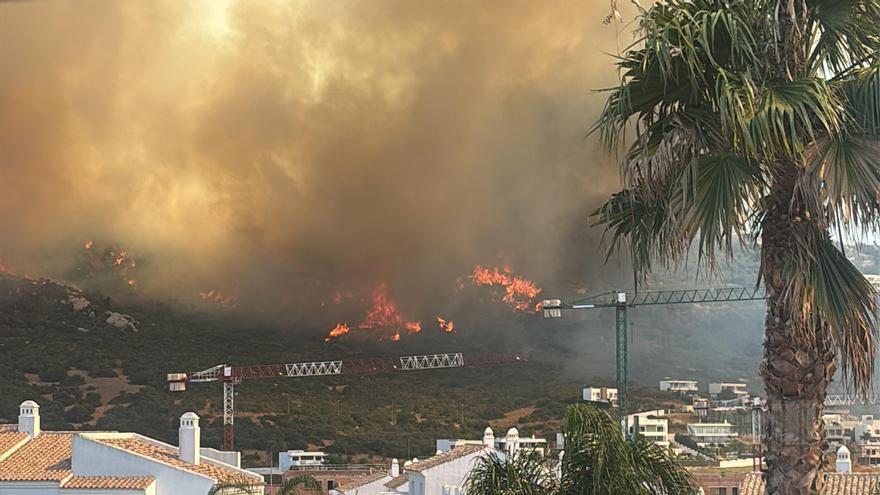 Un incendio en Tarifa obliga a evacuar a 2.000 personas de playa y hoteles y se pide confinamiento