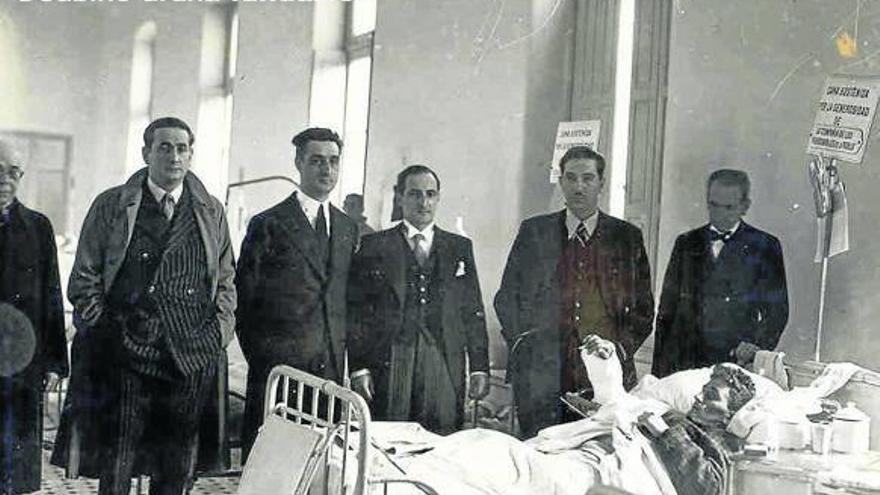 Espinosa (segundo por la dcha.) junto a Aguirre en una visita a los heridos de guerra en 1936.