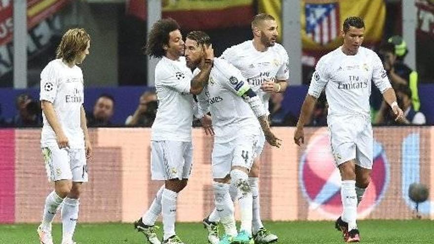 Los jugadores del Real Madrid celebran el gol anotado hoy.