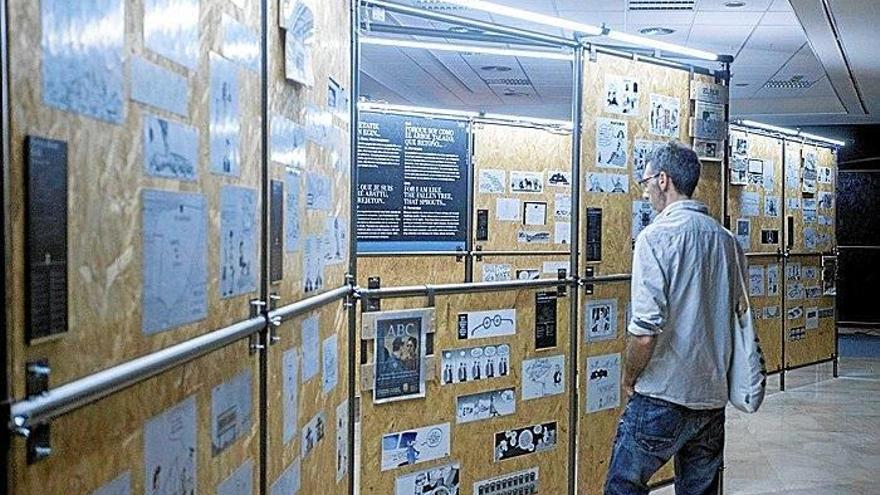 Una persona contempla los paneles de la exposición ‘Tirabirak-Tiras que aflojan’, visitable en el centro cultural Okendo hasta el 20 de agosto.
