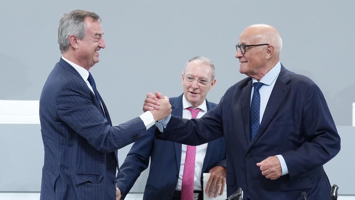 El consejero delegado del Sabadell, César González-Bueno, y el presidente, Josep Oliu, en la junta extraordinaria de la semana pasada.