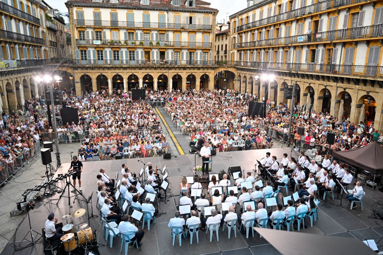 Alarde de Txistularis en la plaza de la Constitución