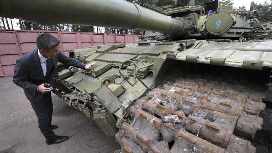 Un observador militar mira un tanque que forma parte del arsenal incautado a los separatistas prorrusos en el este de Ucrania.