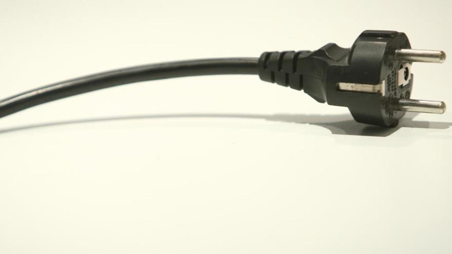 La luz cae un 28 % y marcará este domingo su precio más bajo de 2022