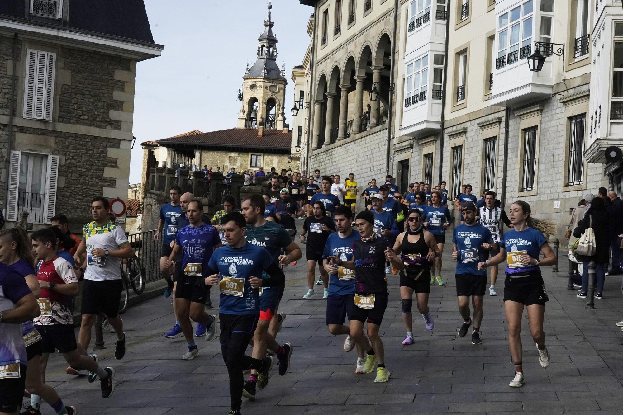 En imágenes: Miles de personas conquistan la Almendra de Gasteiz