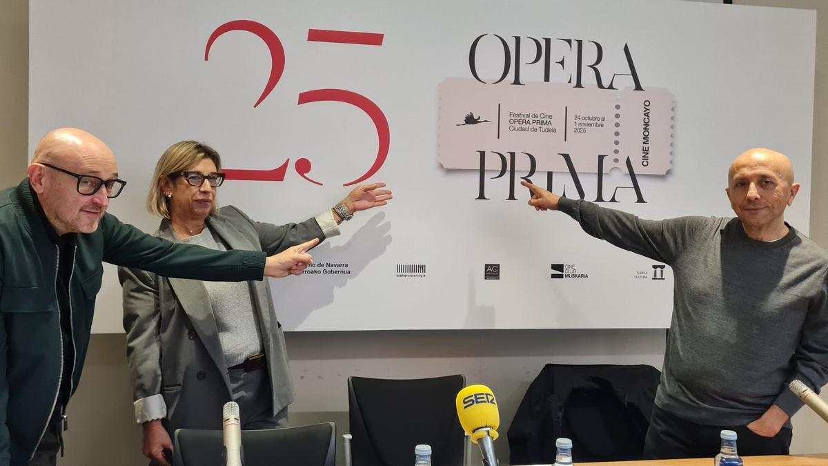 El presidente del cine club, Julio Mazarico, la concejala Iciar Les, y el director del certamen Luis Alegre.