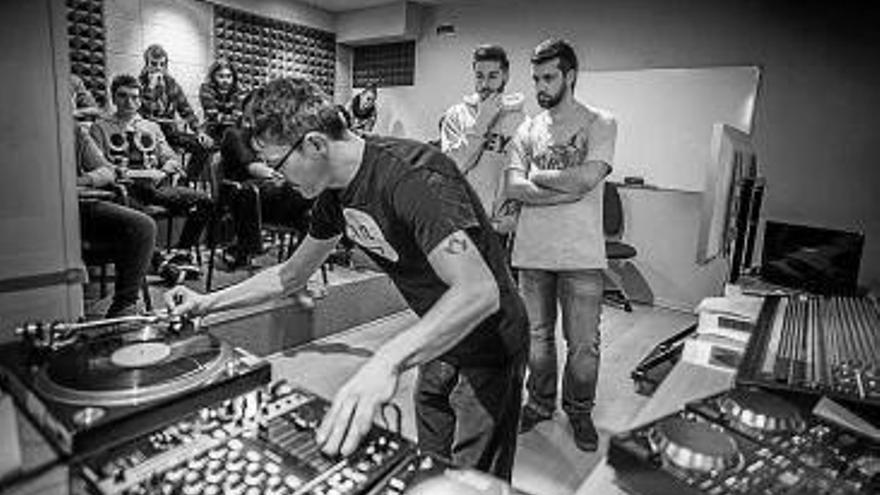 Profesionales y alumnos, en una clase.