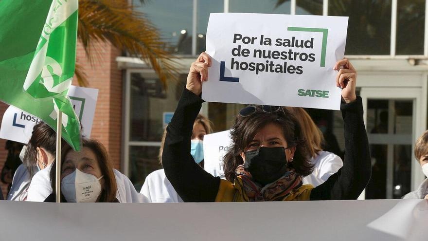 Concentración convocada por el sindicato Satse en protesta por el &quot;deterioro&quot; de la Atención Especializada.