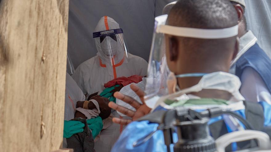 La OMS alerta de que el brote de ébola "se está expandiendo" en número de casos y territorios afectados