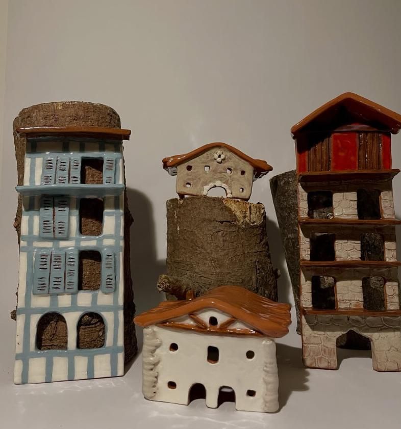 Paule fabrica arquitectura vasca en miniatura: baserris y fachadas.