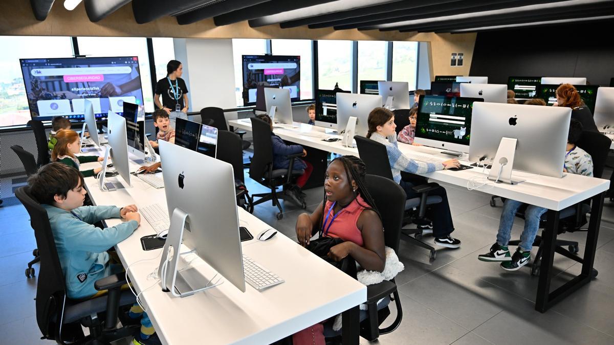 La cuarta edición de “Christmas Hacking” se llevó ayer a cabo en la sede de 42 Urduliz. 