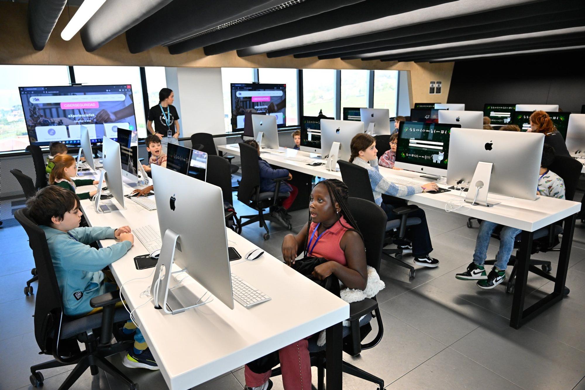 En imágenes: ‘hackeo’ al Olentzero vasco en el campus 42 Urduliz