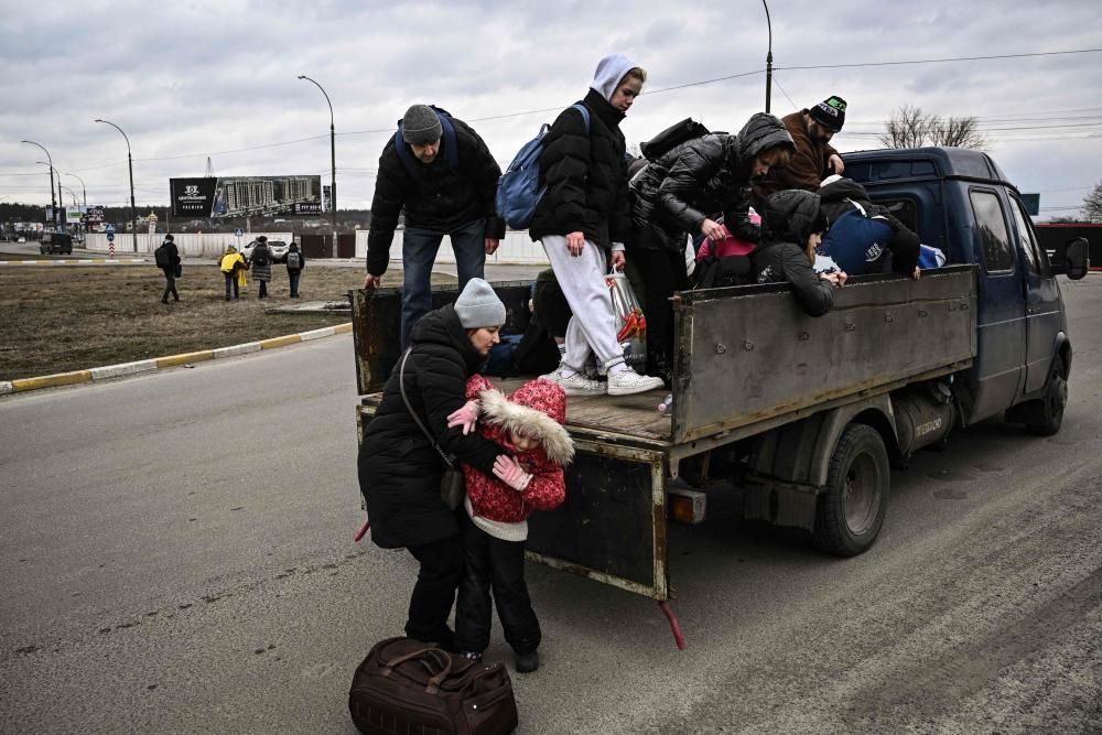 Evacuación de civiles en la ciudad ucraniana de Irpin