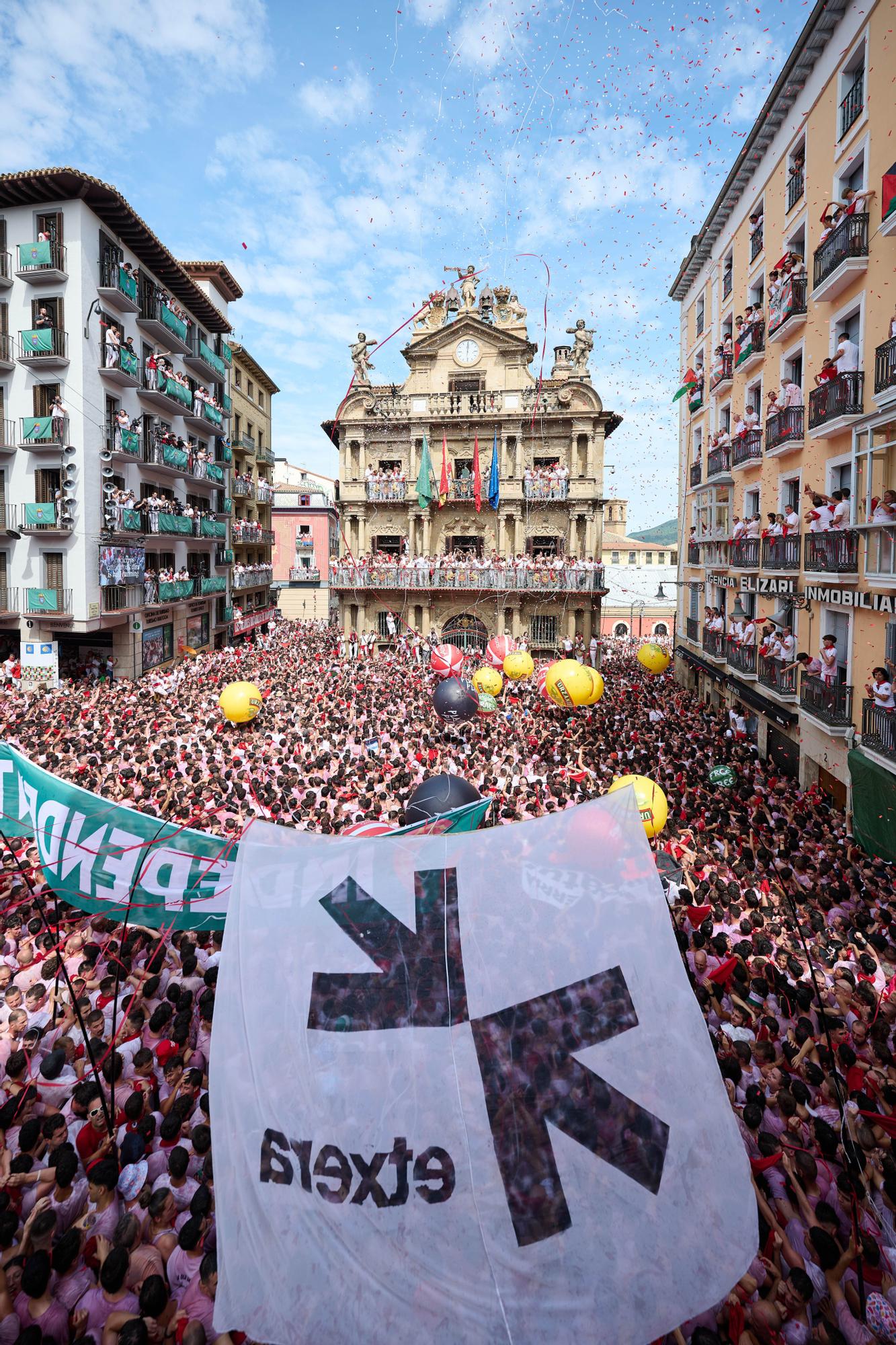 Fotos del  Chupinazo de San Fermín 2025 en Pamplona: ¡La fiesta más internacional se enciende con un grito solidario por Palestina!