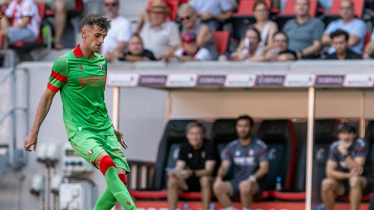 Aimar Oroz toca el balón en un lance del encuentro ante el Friburgo.