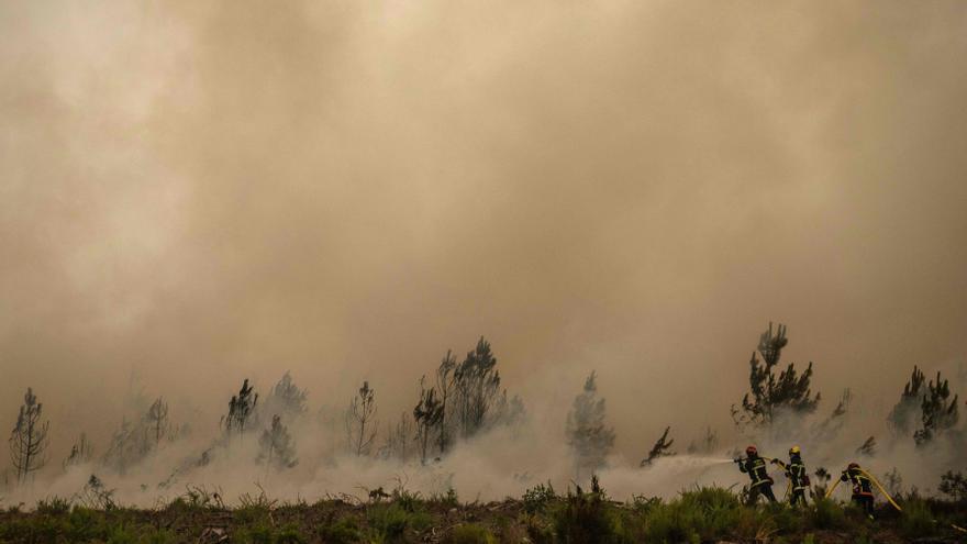 El gran incendio de Gironda aísla a Iparralde al Norte: cortada la A-63 y trenes suspendidos
