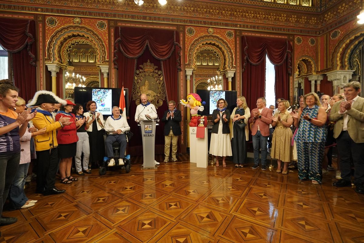 Recepción a la sociedad bilbaina en el Ayuntamiento de Bilbao