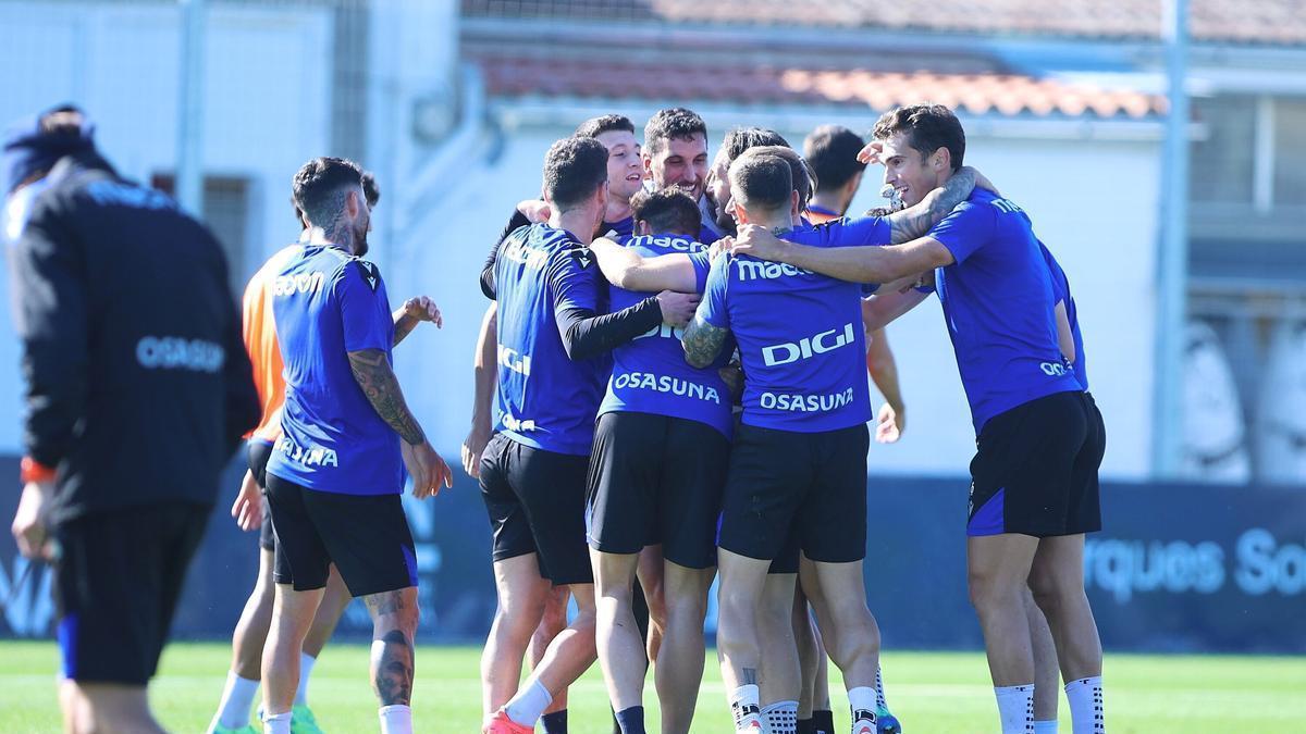 El equipo ganador de los partidillos celebra el triunfo.