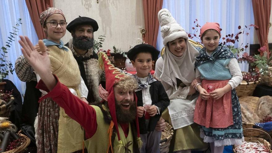 En imágenes: Olentzero y Mari Domingi reciben a los txikis de Vitoria en el Ayuntamiento