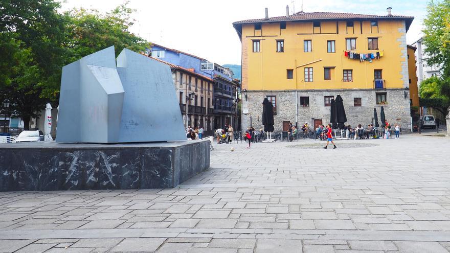 Vista de &#039;Batarrabi&#039;, la obra de Jorge Oteiza que preside la plaza Balda desde 1999.