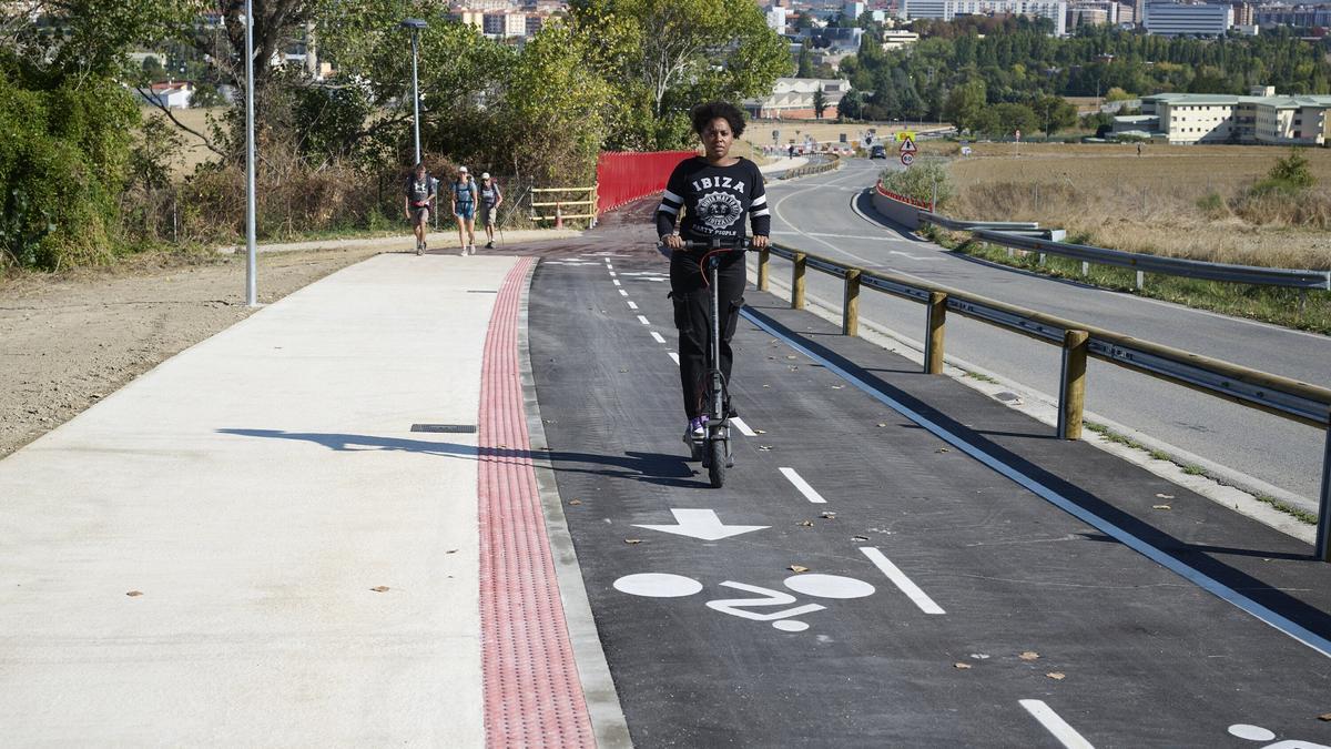 Un joven circula en patinete por el carril bici entre Pamplona y Cizur Menor. Un joven circula en patinete por el carril bici entre Pamplona y Cizur Menor.
