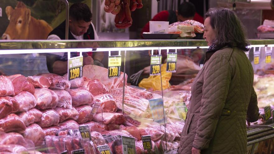 Una mujer hace la compra en un supermercado. | En este contexto, los hogares vascos anticipan un menor crecimiento de los precios y mejoran la valoración del momento de compra.