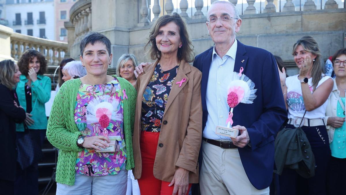 Por la izquierda, Gurutze Aizpurua, enfermera;  María José Oraá, presidenta de Saray; y Pedro Armendáriz, director de Cirugía Mamaria de HUN.