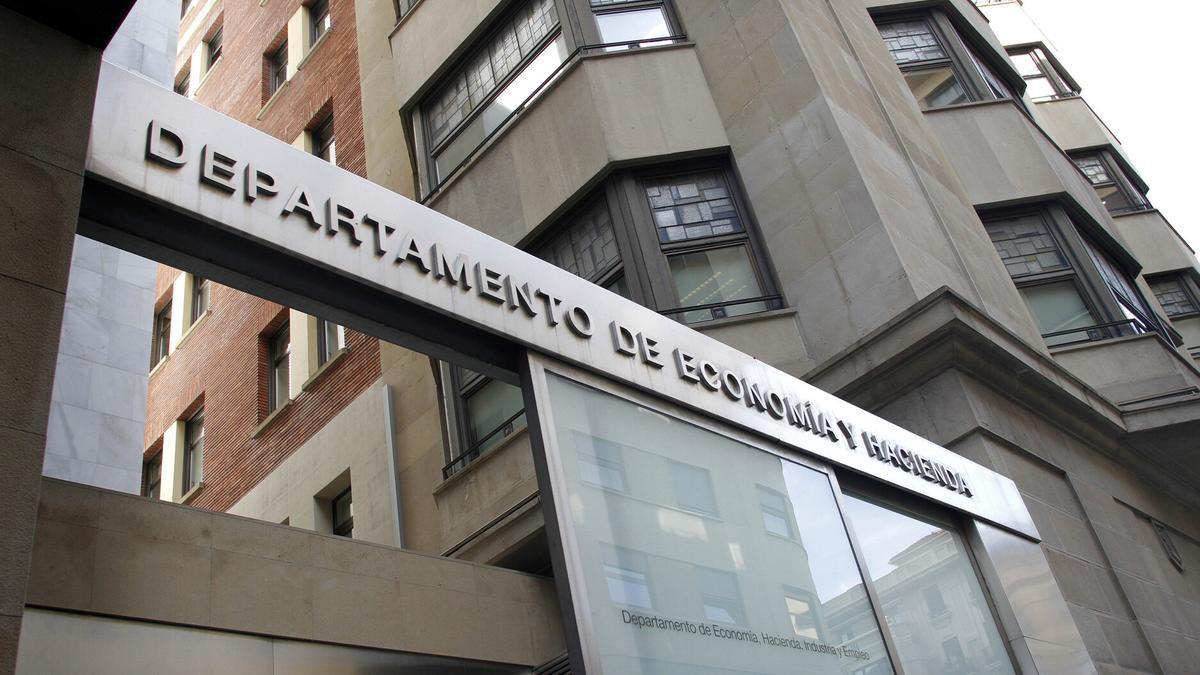Sede del Departamento de Economia y Hacienda en la calle Cortes de Navarra.