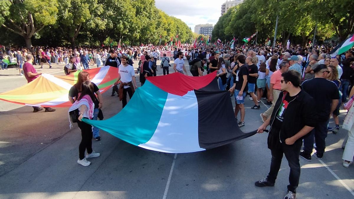 La ikurriña y la bandera de Palestina, al inicio de la manifestación.