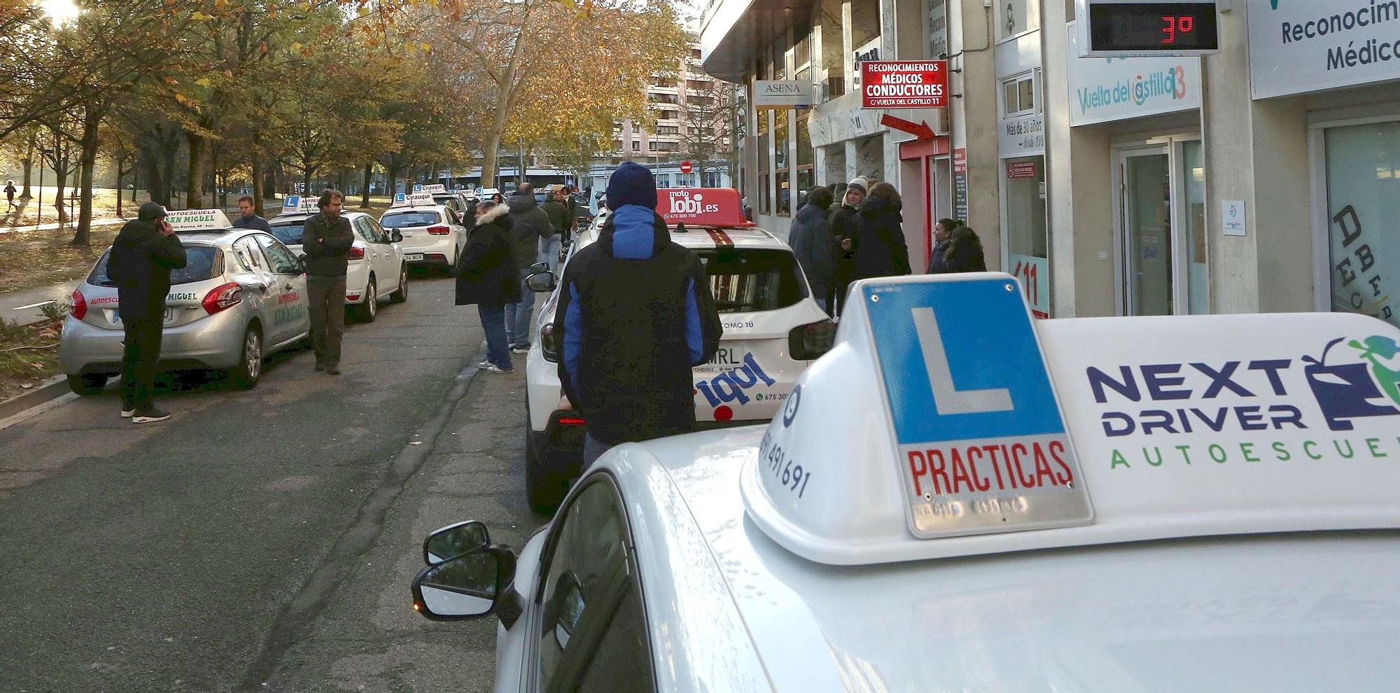 Fotos de la marcha de coches de autoescuelas en protesta por la falta de examinadores