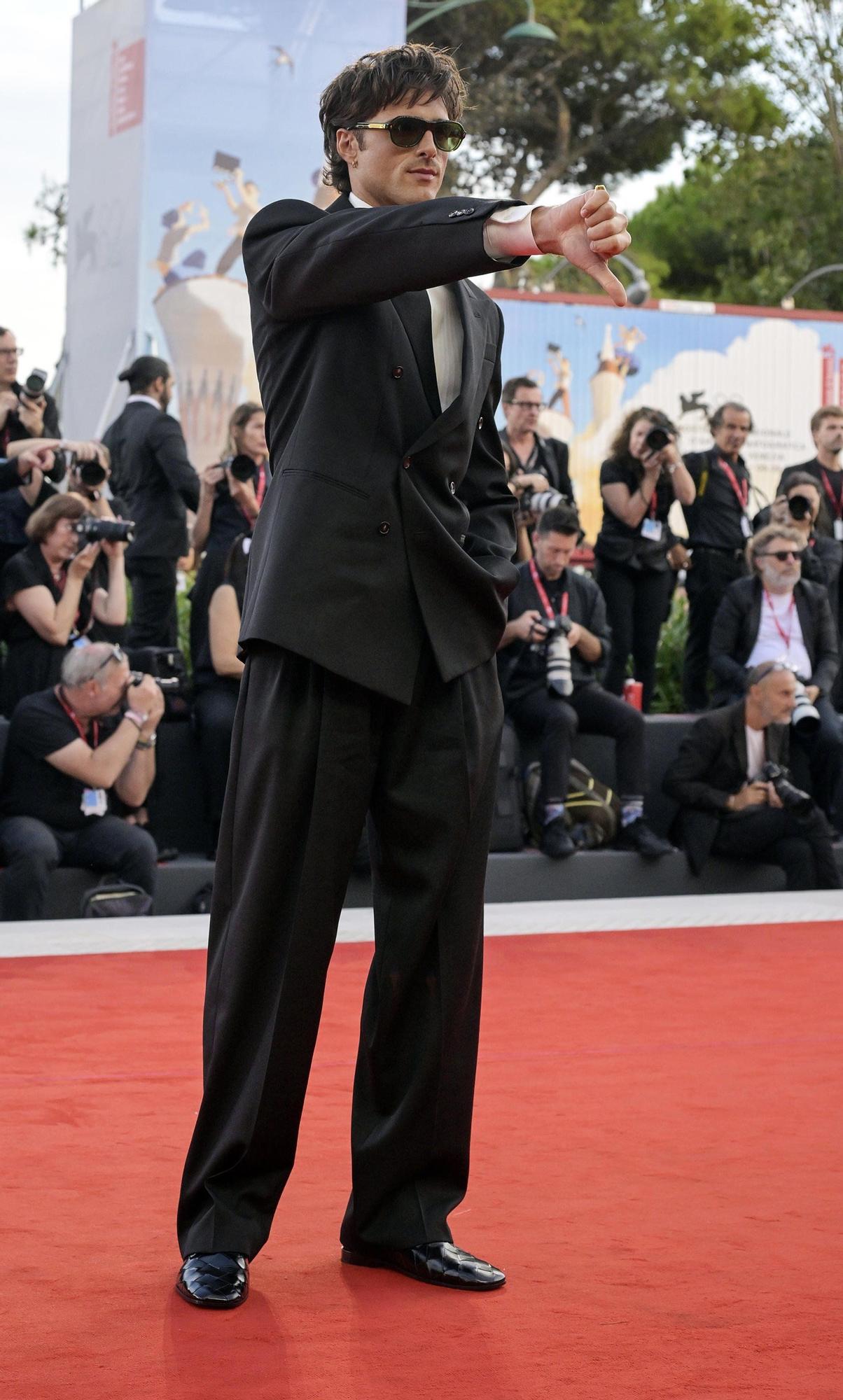 En fotos: el paseo triunfal de Jacob Elordi por la alfombra roja de Venecia