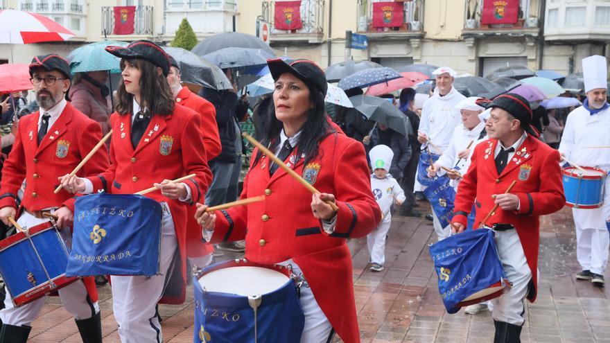 En imágenes: Vitoria asiste a una tamborrada acompañada de lluvia