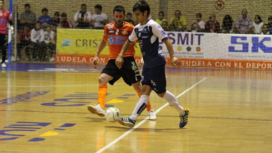 Charlie intenta dar un pase en el partido ante el Burela.