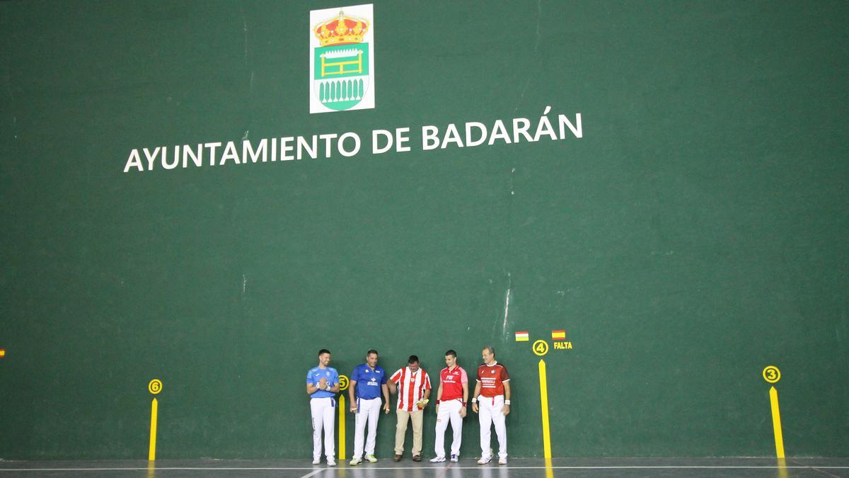 De izquierda a derecha, Aitor Alduntzin, Mikel Goñi, el juez del partido, Titín III y Miguel Merino.