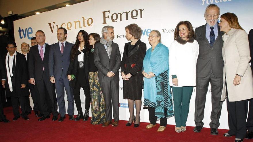 La Reina Sofía posa durante el estreno de la película &quot;Vicente Ferrer&quot;, junto a la viuda del filántropo catalán, Anna Ferrer (4d); la alcaldesa de Madrid, Ana Botella (3d); los actores Sunny Singh (i), Imanol Arias (6i), Aída Folch (5i), y Alba