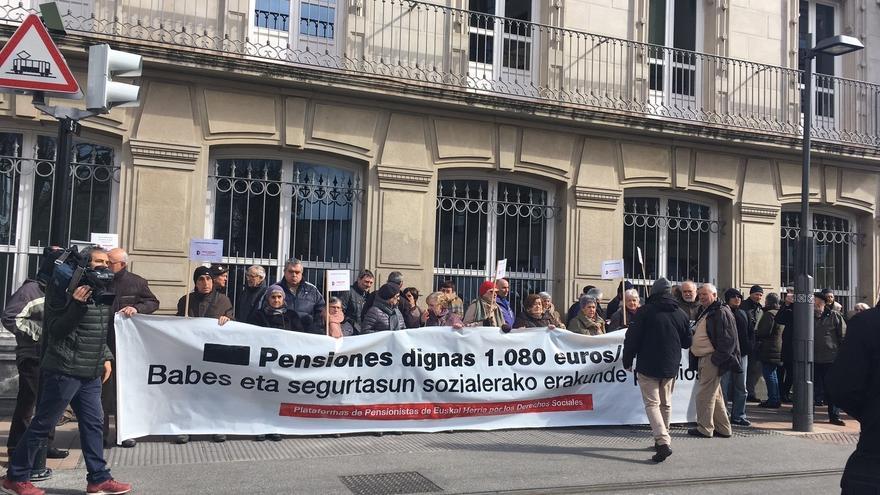 Sindicatos y pensionistas se manifiestan a las puertas del Parlamento Vasco con motivo del pleno de política general