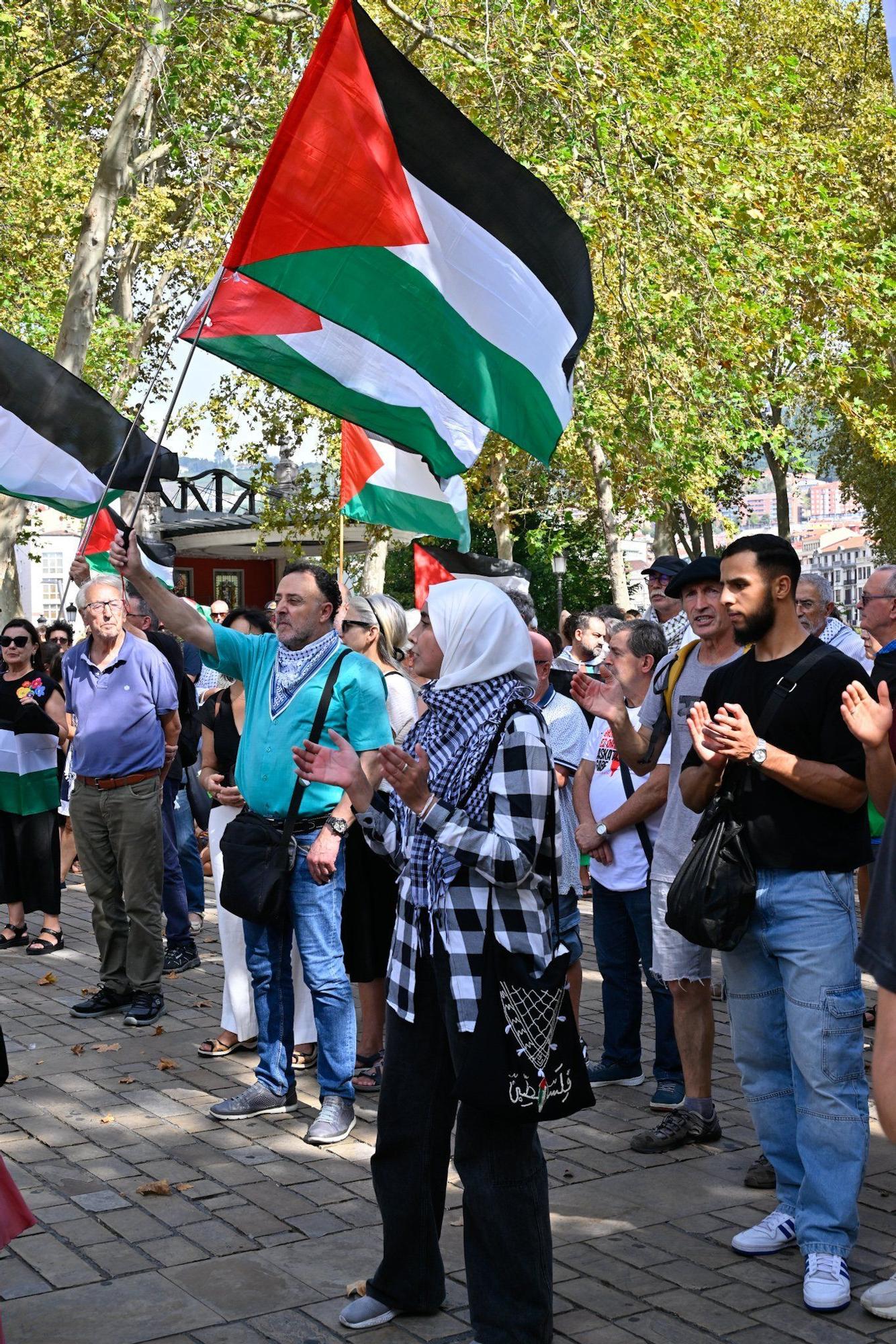 En imágenes: Más de 300 personas se concentran en El Arenal para denunciar el ataque terrestre sobre la ciudad de Gaza