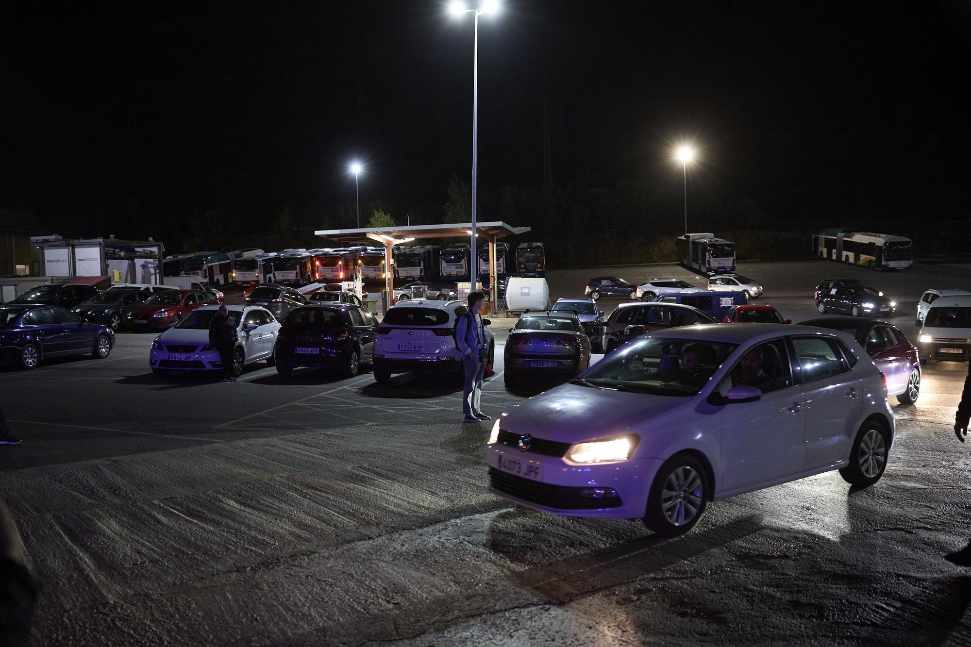 Caravana de coches de trabajadores de villavesas que exigen desatascar la negociación del convenio