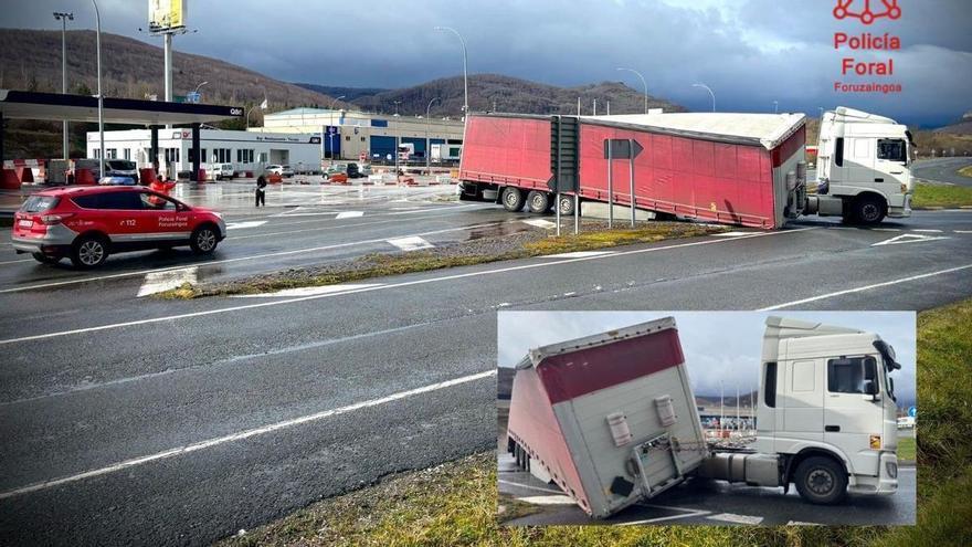 Un camión queda cruzado en la NA-1000 tras desprenderse el remolque en un giro