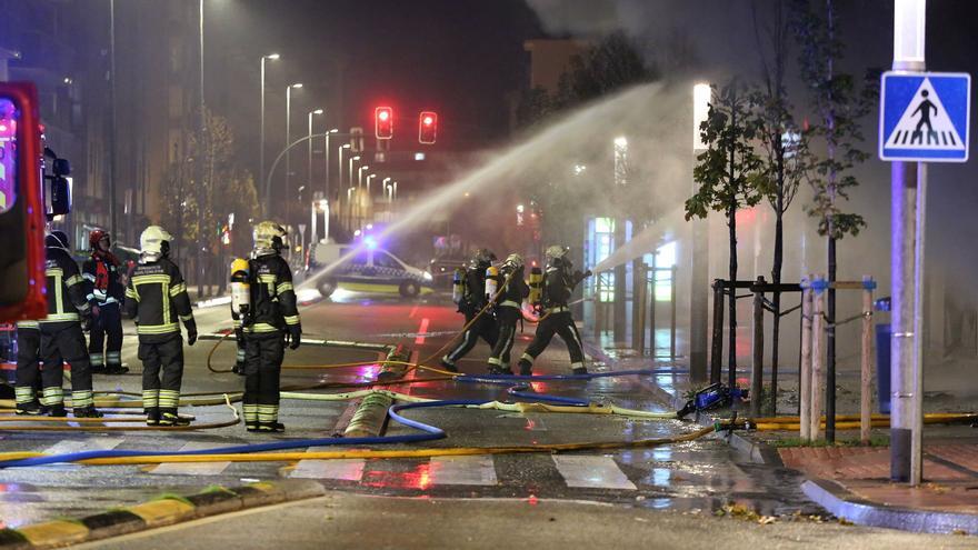 Fotos del incendio de un bazar en la Rochapea