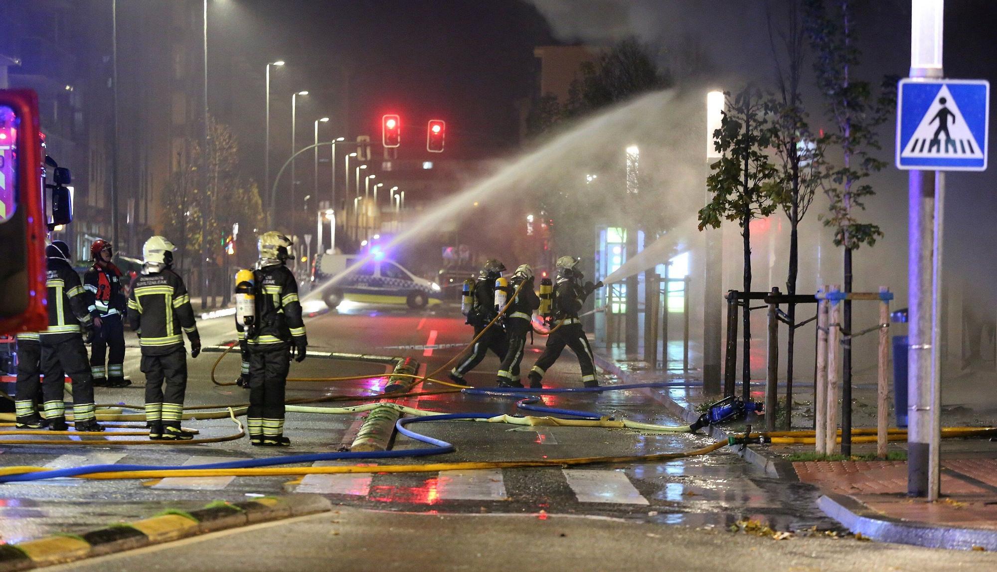 Fotos del incendio de un bazar en la Rochapea