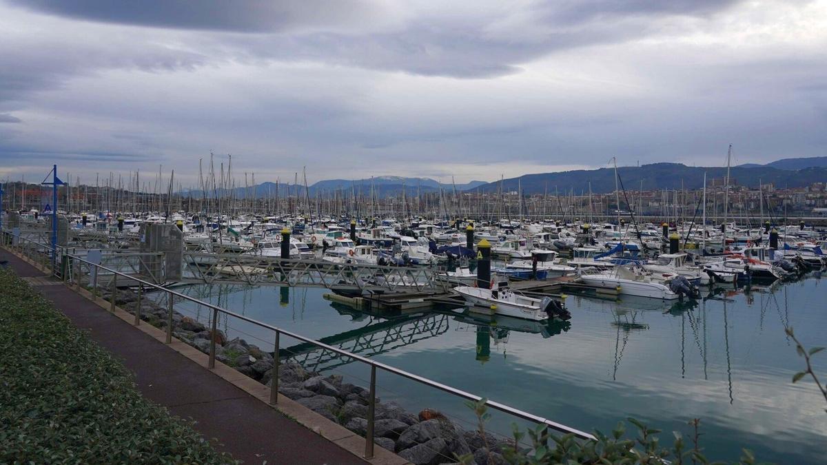 El proyecto de construcción de un hotel en el Puerto Deportivo se abordó en el pleno del Ayuntamiento.