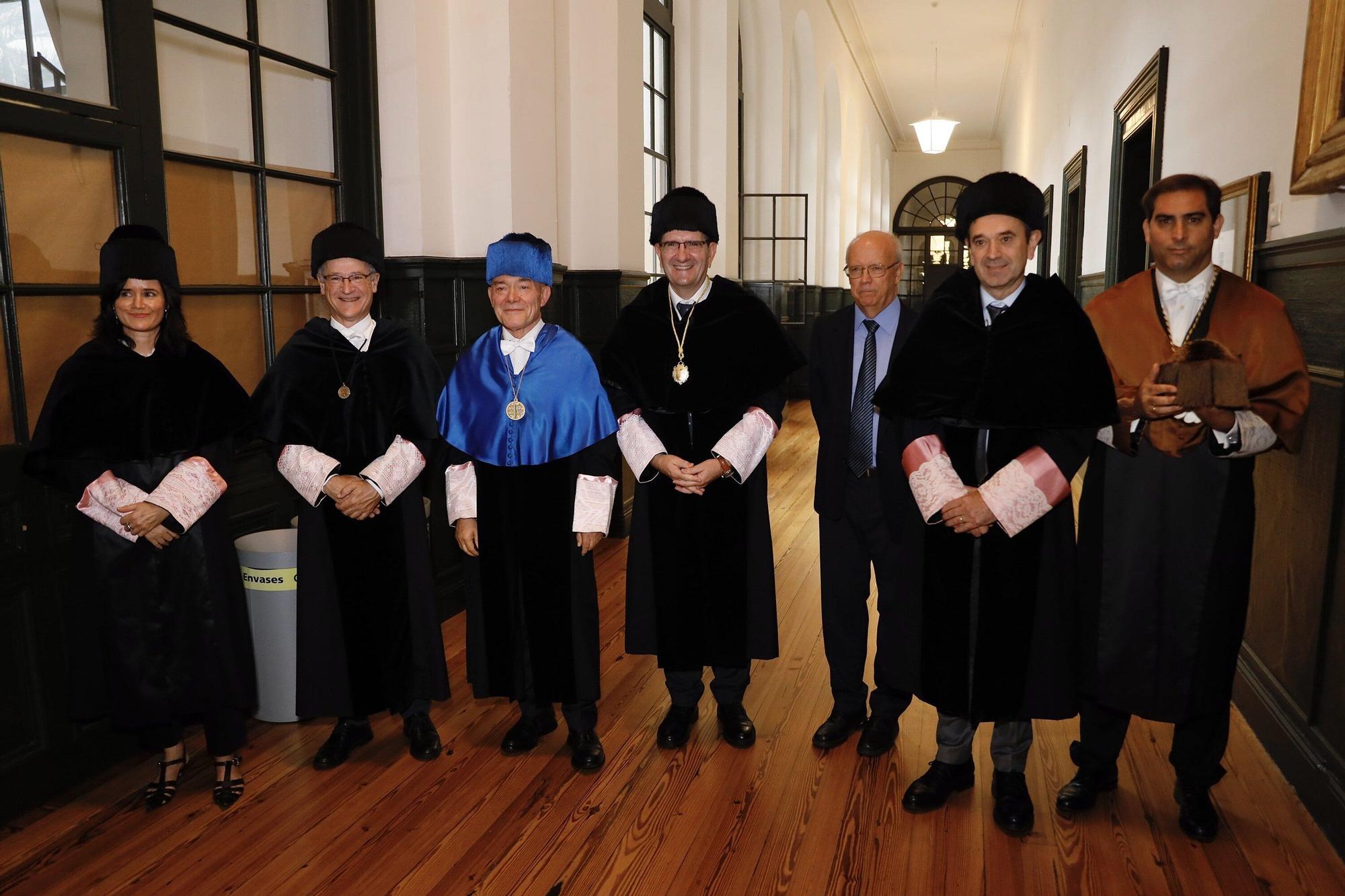 Eva Egiguren, Joxe Ramón Bengoetxea, Juan Ignacio Pérez Iglesias; el rector de Deusto, Juan José Etxebarria, Francisco José Ruiz Pérez, Vicente Atxa y Francis Planes.