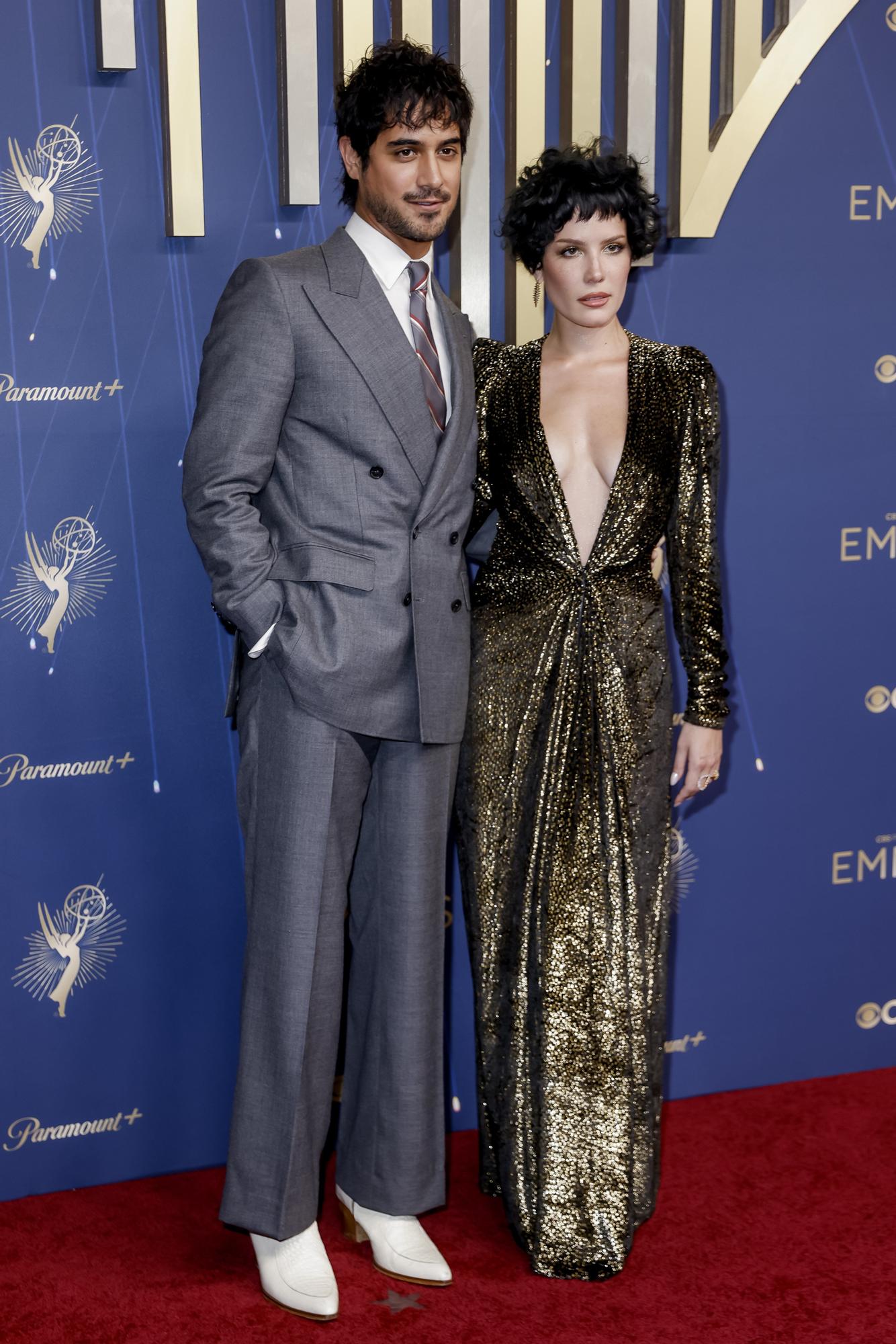 Alta costura y mensajes políticos: Jenna Ortega y Javier Bardem, protagonistas de la alfombra roja de los Emmy 2025