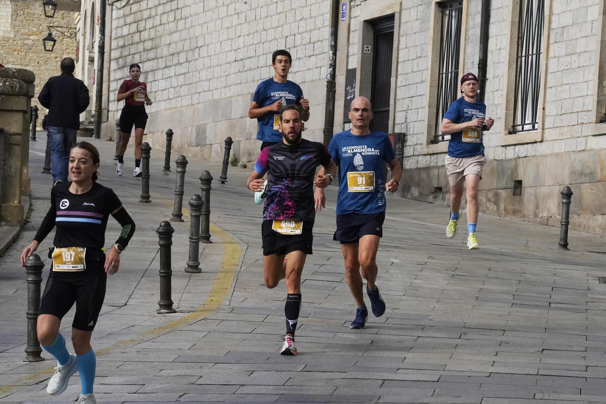En imágenes: Miles de personas conquistan la Almendra de Gasteiz