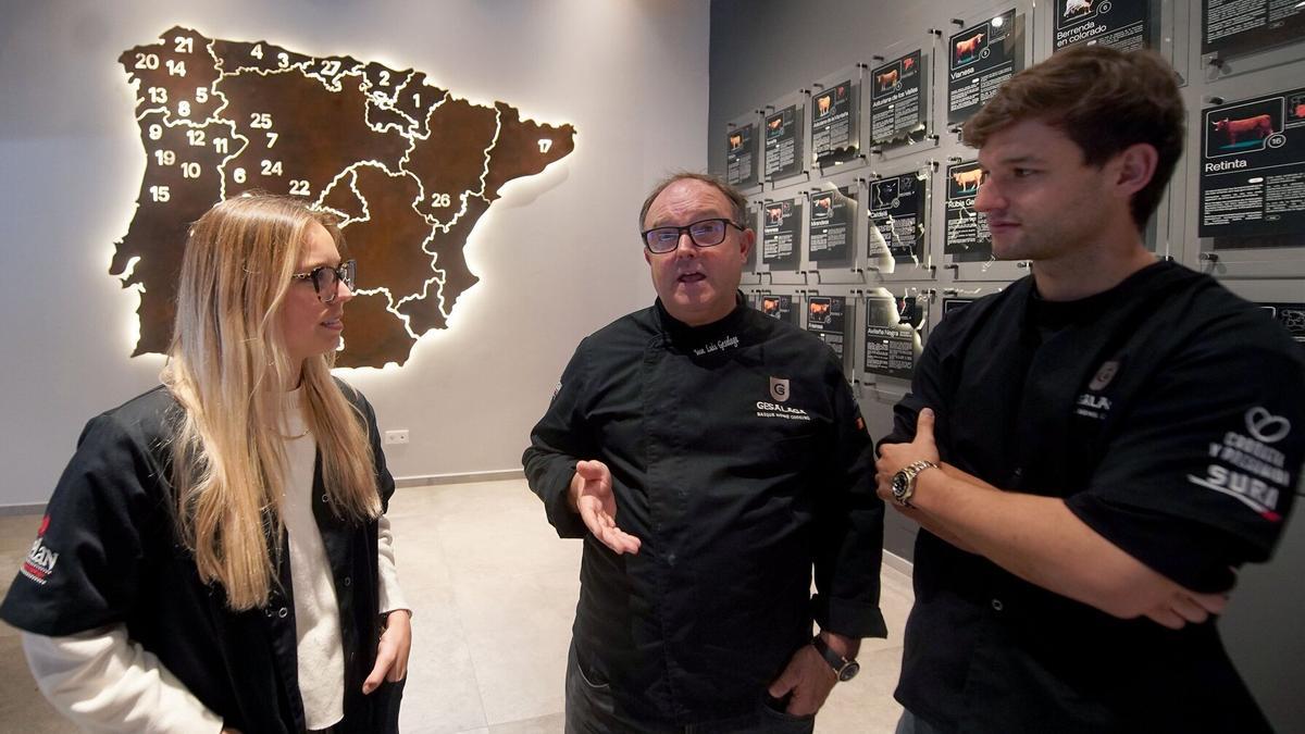José Luis Gesalaga con sus hijos Ainhoa y Julen en la tienda Marmarra de Zarautz.