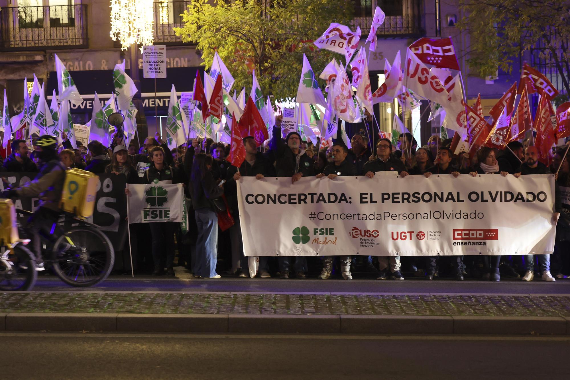 En imágenes: Miles de personas se manifiestan en Madrid contra la "asfixia" de las universidades públicas: "Ayuso privatiza, la uni agoniza"