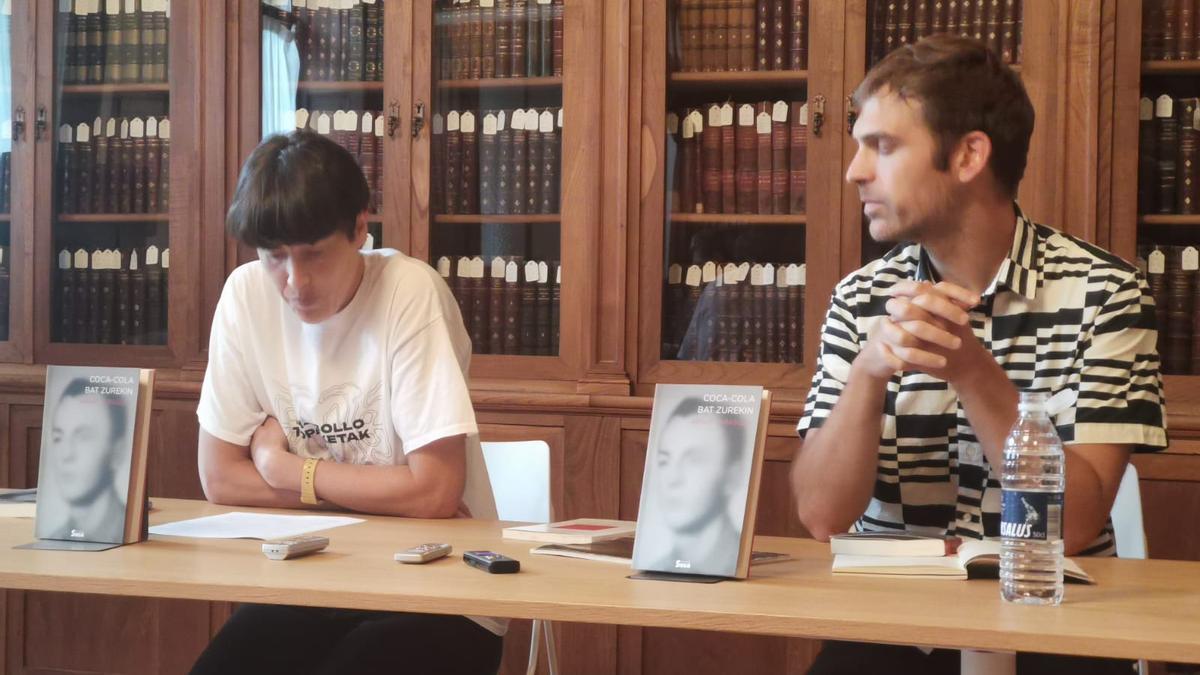 Sarasola, en una presentación de su libro ´Coca-Cola bat zurekin´