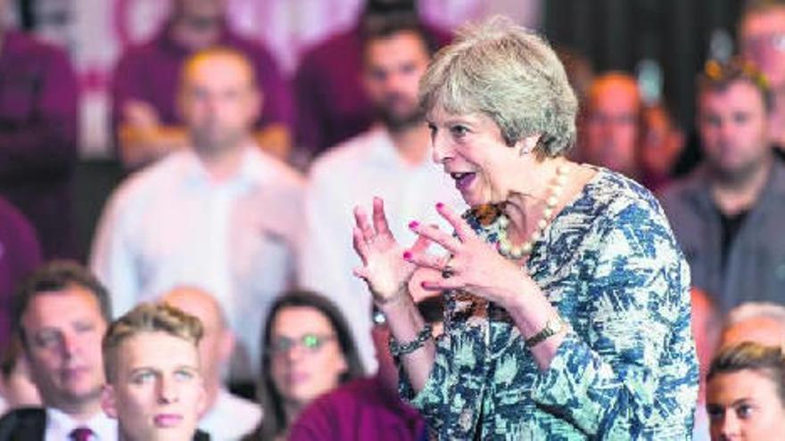 May responde a una pregunta durante una sesión sobre el ‘brexit’ con los empleados de la firma de ingeniería Reece, en Newcastle.